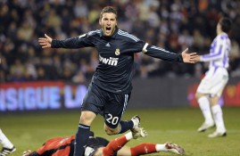 电子竞技app官方网-费德勒巅峰对决，内马尔与40激战TES分钟，关键助攻胜负难料！